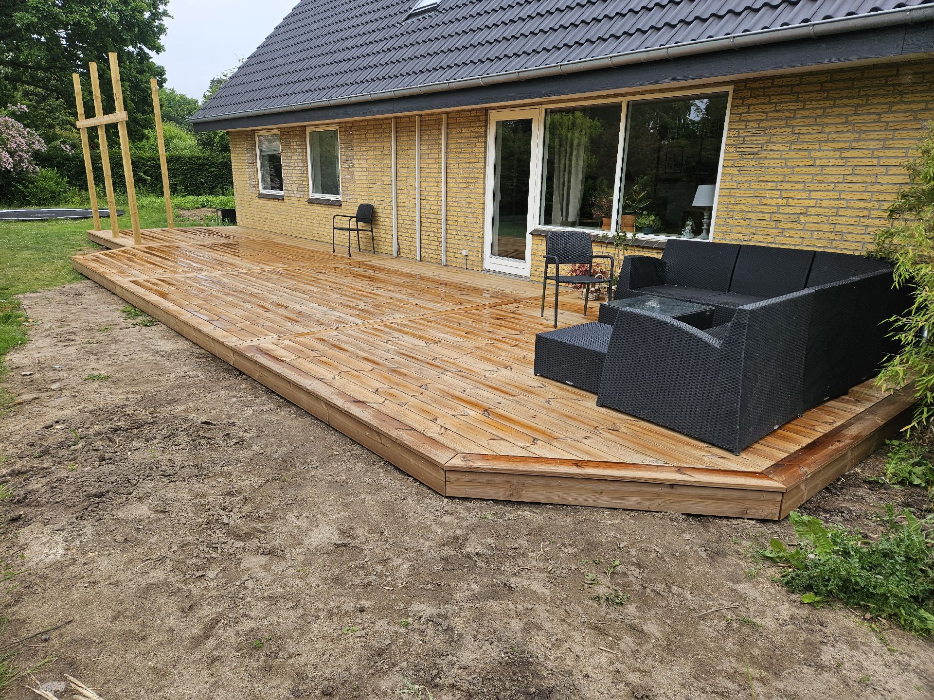 Træterrassen med lækker detaljer.